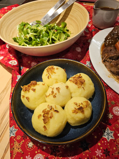 Klassische Kartoffelknödel als Beilage zum Sonntagsbraten