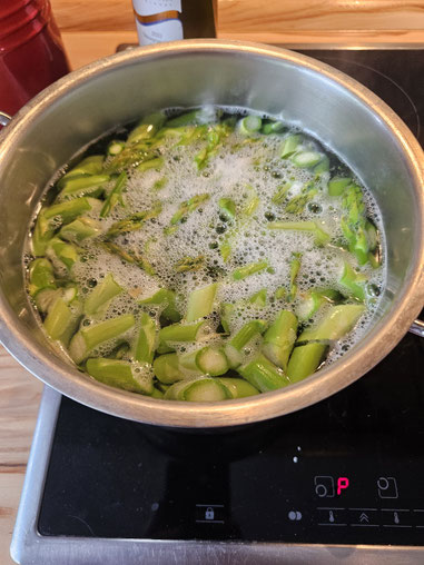 Grünen Spargel für Spaghetti mit grünem Spargel blanchieren
