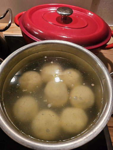 Kartoffelknödel im Topf - traditionell vorbereitet