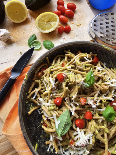 Cremige Avocadopasta mit Cherrytomaten