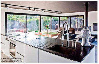 cuisine intérieur design toulouse cuisine laque blanche plan de travail noir ilot central 