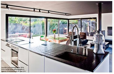 cuisine intérieur design toulouse cuisine laque blanche plan de travail noir ilot central 