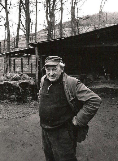 Josef Blöink auf dem Hof in Lüdingheim (Foto: Ackermann um 1985)