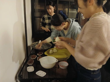 炊き立てご飯をおにぎりにします