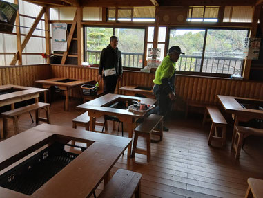 部屋はほぼ貸し切りの独占状態、炭に火を入れてくれます。