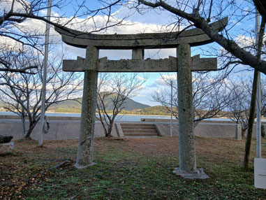 店を出ると、船越の海がすぐそこで、綿積神社がありました！