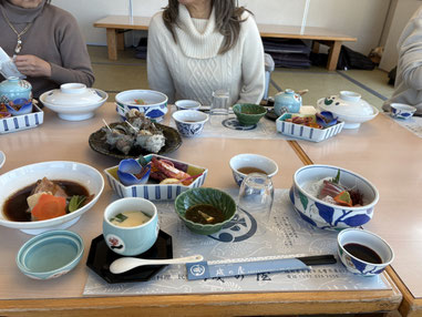 お刺身に天ぷら、煮つけに茶わん蒸し、サザエのつぼ焼きとイカの活き作りと新鮮なお料理が盛沢山です