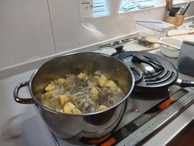 別のキッチンでは肉じゃがも作成！