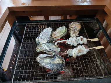 早速、牡蠣とイカを焼き始めます。