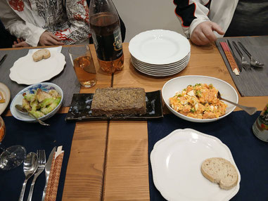 まずはご近所さんからのテリーヌと友人からの人参サラダで乾杯！