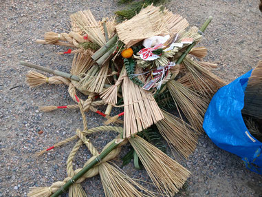 ご近所の皆さんも集まってきてご奉納