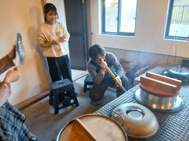 一方で釜戸のご飯に火を入れます