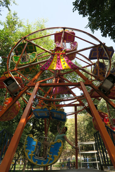 Youhou!!! On prend de la hauteur sur la grande roue de Bishkek!