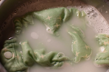 Das gelöste Lanolin lässt das Wasser milchig werden.