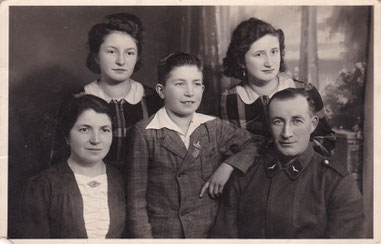 Meine Großeltern Peter Großmann und Maria geb. Reinert mit ihren drei Kindern Hilde, Arthur und meiner Mutter Elfriede, genannt "Elli"