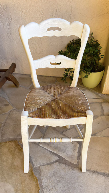 Artisan repeindre chaises en bois