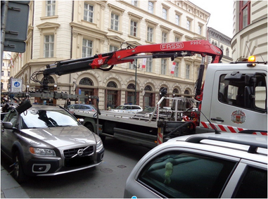 Falsch geparktes Auto in der Prager City wird mit Autokranen abtransportiert.