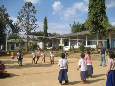 Viel Spaß haben die Kinder der Dorfschule im goldenen Dreieck beim Volleyballspiel