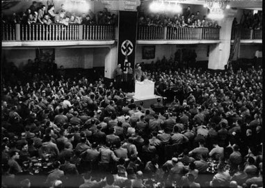 Hitler holder tale for nazi-bevægelsens "gamle veteraner"
