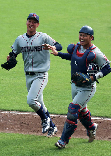 先発の有村と主将の大本の立命バッテリー