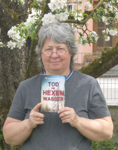 Alexandra Scherer mit ihrem Krimi "Tod am Hexenwasser"