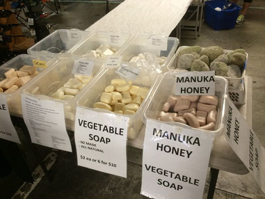 Savons en exposition (j'ai testé celui au manuka).