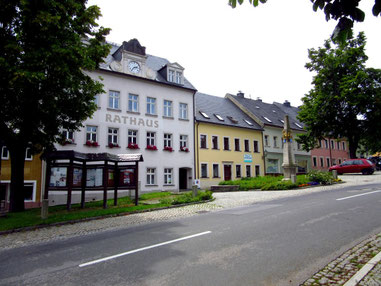 Der Marktplatz von Jöhstadt mit Rathaus und Postmeilensäule