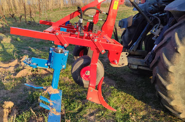 matériel agricole pages situé à castelnau le lez près de montpellier dans l'herault. Constructeur bineuse intercep mécanique à ressort pour le travail sous le rang.