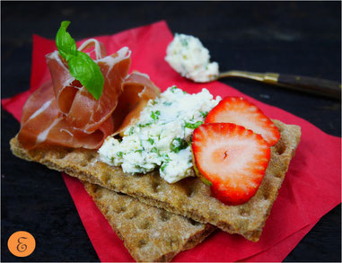 Seranoschinken / Basilikum-Frischkäse / Knäckebrot