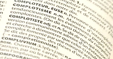 Pages du Larousse avec les définitions de complotisme comploteur ... 