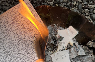 Bild von einem handgeschriebenen Papier, das verbrennt