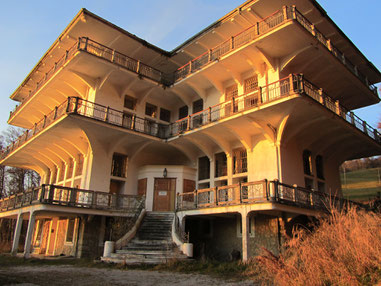 Das Haute-Roche Manor sieht im schwindenden Licht eines schönen Herbsttages wunderschön aus