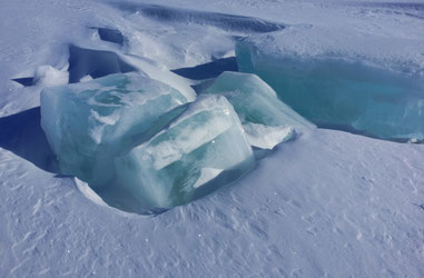 Sie wirken winzig auf dem Foto, aber in der Realität sind diese Eisblöcke meterdick!