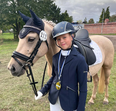 Mathilde Köpke vom RV Hohenseeden und ihr Pferd Ravina gewinnen eine Disziplin des JL-Cups.