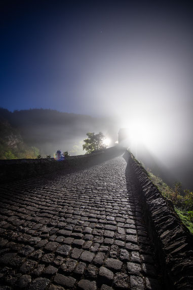 Burg Eltz bei Nacht.