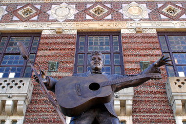 Monument von Elvis auf der Suedstaaten Busrundreise