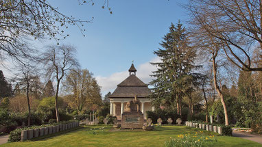 Friedhofskapelle und Ehrenmal, Blickrichtung vom Haupteingang Friedhofsallee, 04.04.2021 