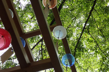 夏は多少汗をかいているくらいが好きで，断然，扇子派です．　そういう意味では浴衣は本当によい夏の装いだなと思います　　（川越氷川神社にて撮影）