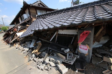 2016年４月　熊本地震家屋倒壊被害（益城町）