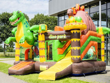 Kinder hüpfen auf einer Dino Hüpfburg mieten