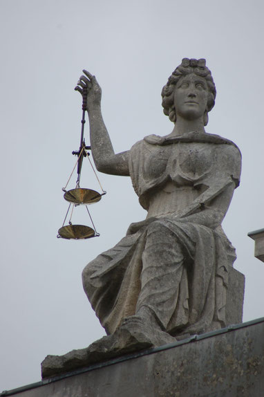 Justitia sitzt links auf dem Court House