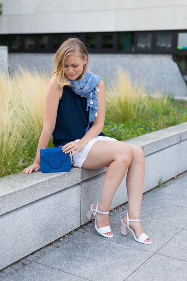 Ein hübsches, sommerliches Outfit mit weißen und blauen Details.
