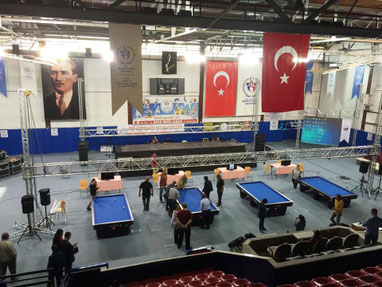 設営中の大会会場　Photo : 東内那津未