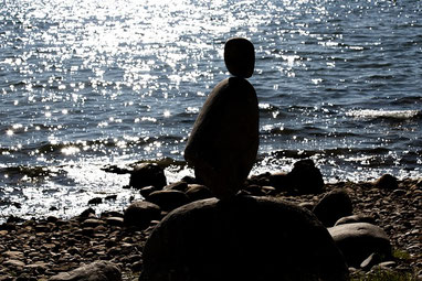 Steine am Wasser als Symbol der Aufstellungsarbeit bei Andrea