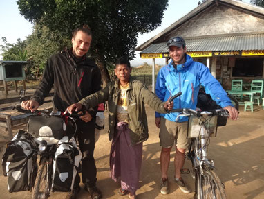 Premier jour de vélo en Birmanie avec de gauche à droite, moi-même, notre hôte pour le déjeuner et mon frère Marc.