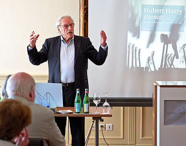 The publisher Peter Schulz welcomes the guests to the book launch.