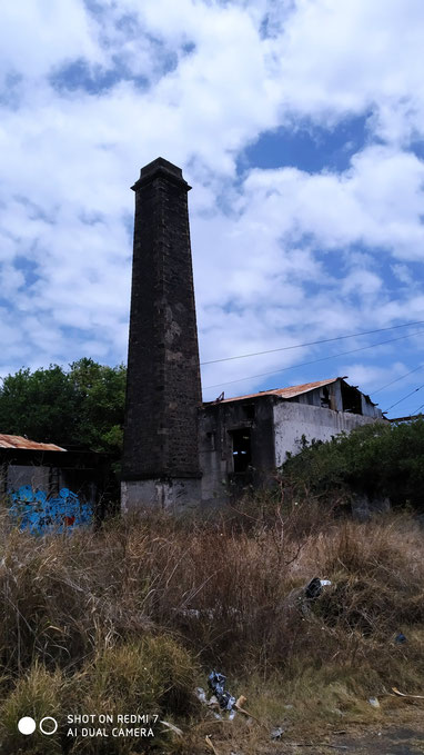 L'Ile de La Réunion/Le Sud: Cheminée du four à chaux de l'ancienne usine sucrière