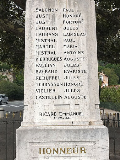 Monument aux morts de Callas. dans le centre ville