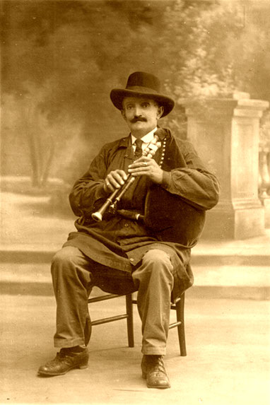 Antoine Bouscatel et sa musette (coll. Claude Quintard)