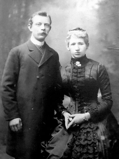 Hochzeitsfoto von Bernhard Schwab III. und Marie geb. Kaechelen.  Das Foto entstand 1886